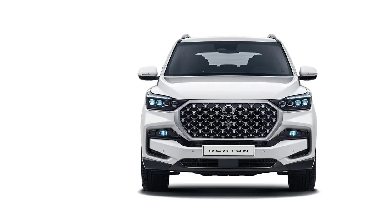 Frontansicht des wei&szlig;en KGM Rexton SUV mit markantem K&uuml;hlergrill und LED-Leuchten