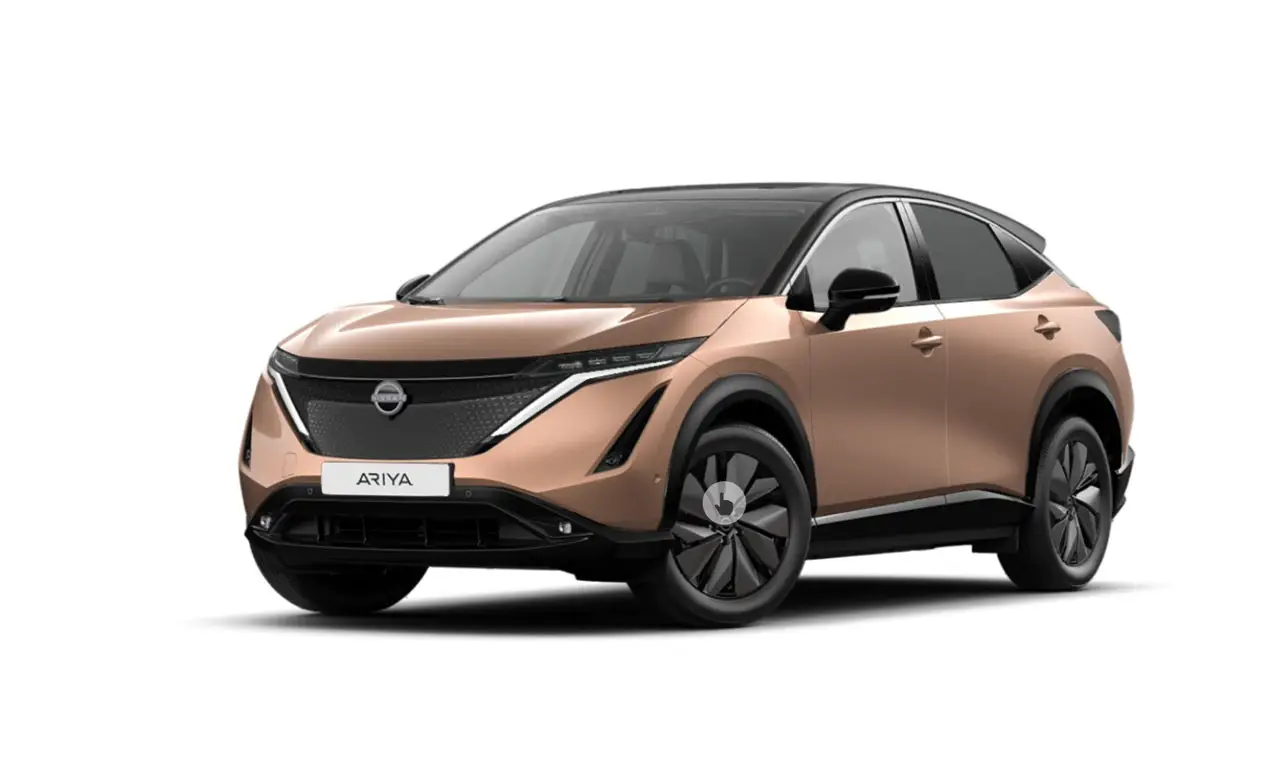 Kupferfarbener Nissan Ariya Elektro-SUV, schr&auml;g von vorne auf wei&szlig;em Hintergrund