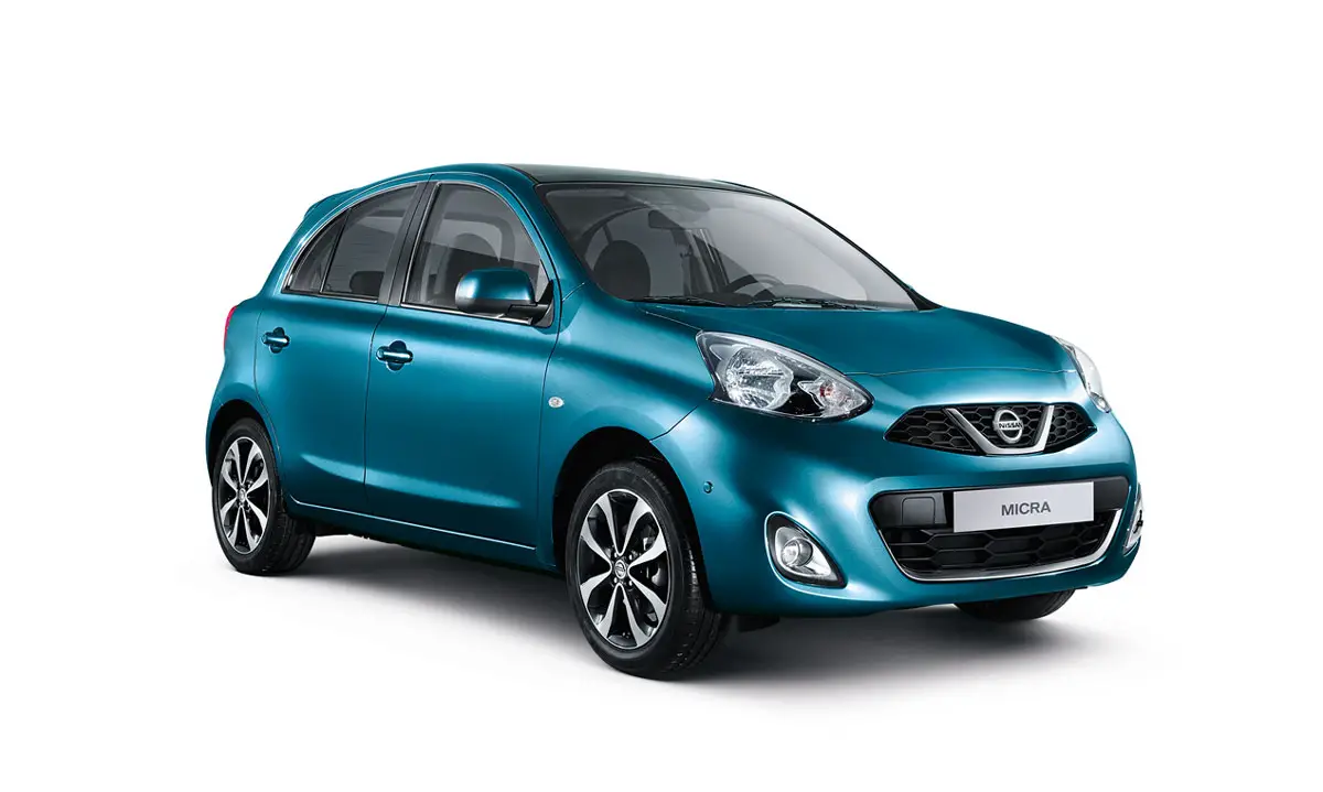 T&uuml;rkisfarbener Nissan Micra als F&uuml;nft&uuml;rer, Ansicht von schr&auml;g vorne vor wei&szlig;em Hintergrund