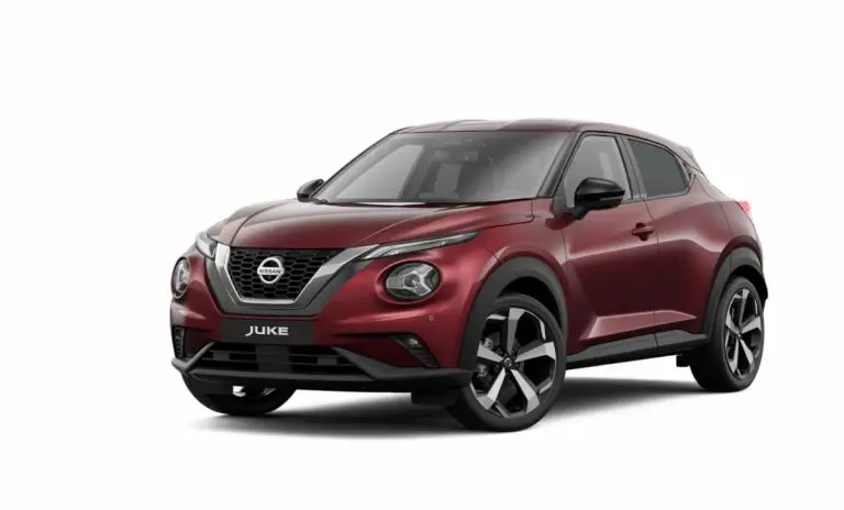 Roter Nissan Juke in Studioaufnahme &ndash; kompaktes Crossover-SUV mit sportlichem Design