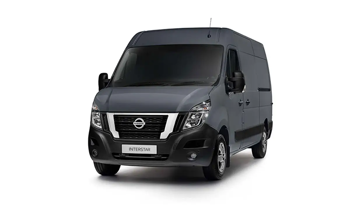 Nissan Interstar &ndash; gro&szlig;er grauer Transporter mit markanter Frontansicht f&uuml;r den gewerblichen Einsatz.